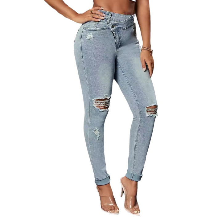 Dam Slim Fit Jeans i modern använd look med trendiga rivsår Mirla-Eva Jonsson