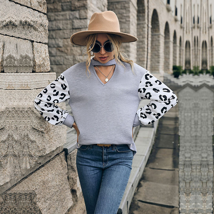 Dam Sweatshirt med V-ringning och trendiga leopardärmar Mirla-Eva Jonsson