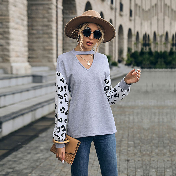 Dam Sweatshirt med V-ringning och trendiga leopardärmar Mirla-Eva Jonsson