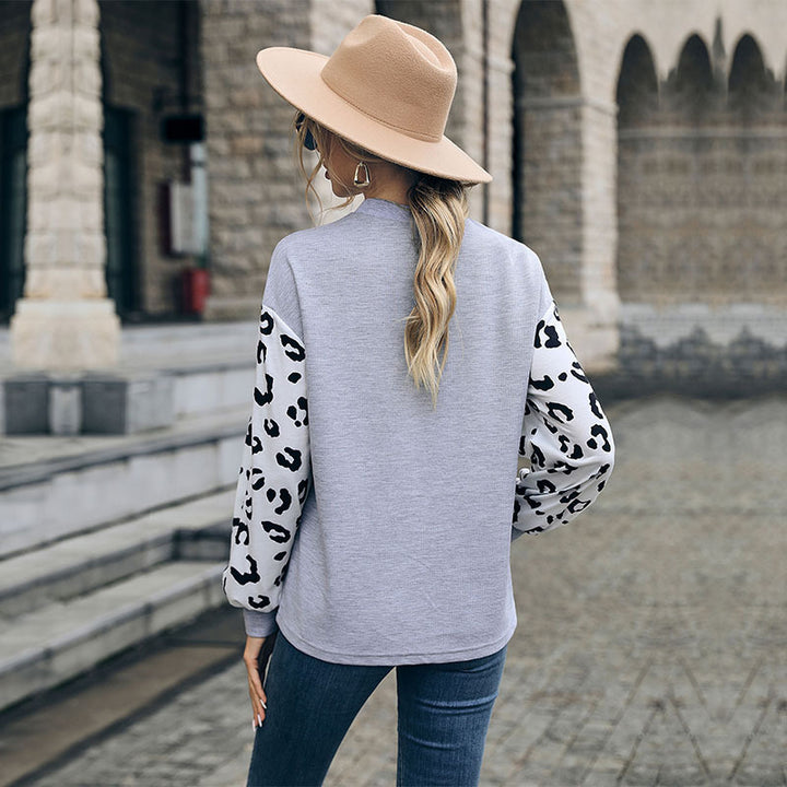 Dam Sweatshirt med V-ringning och trendiga leopardärmar Mirla-Eva Jonsson