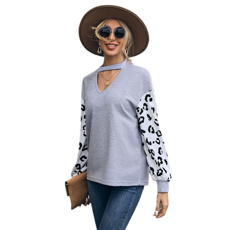 Dam Sweatshirt med V-ringning och trendiga leopardärmar Mirla-Eva Jonsson