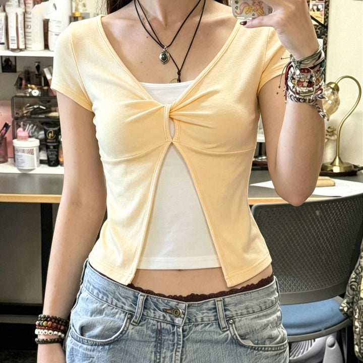 Dam Sweet kort T-shirt med knutdesign och cut-out-detaljer Mirla-Eva Jonsson