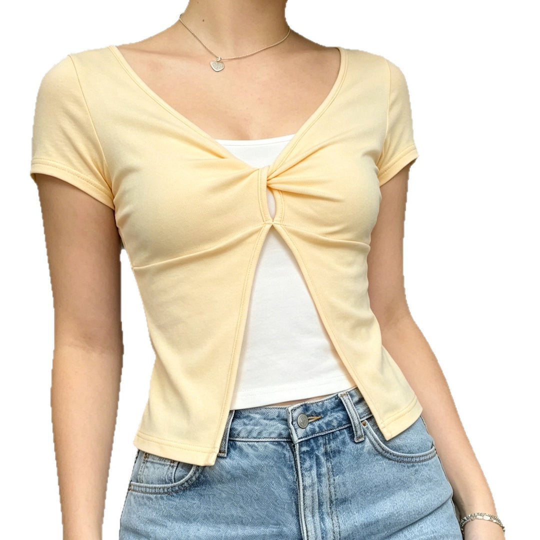 Dam Sweet kort T-shirt med knutdesign och cut-out-detaljer Mirla-Eva Jonsson