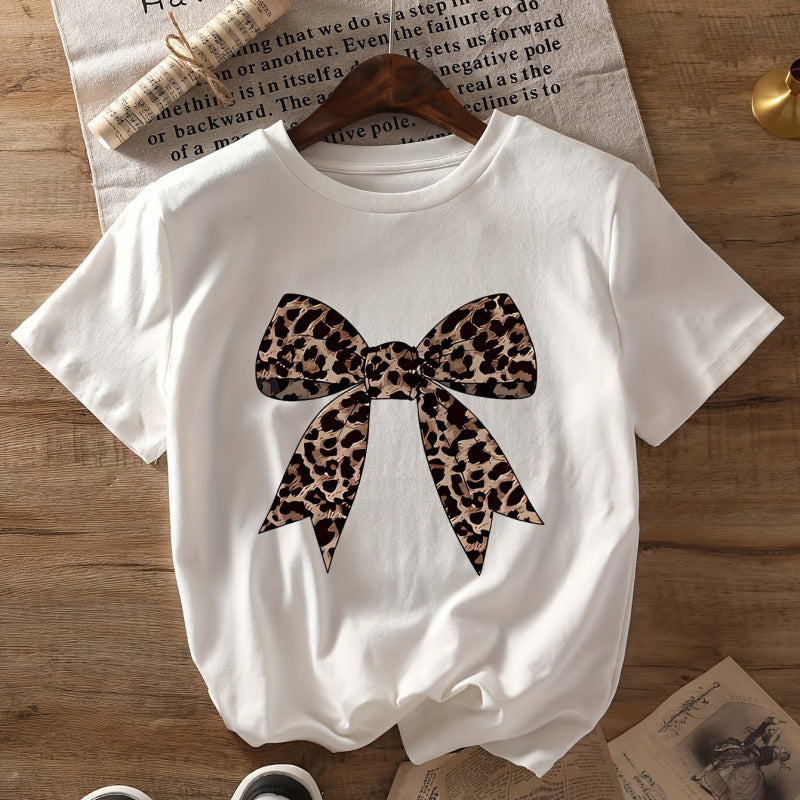Dam T-shirt med Elegant Leopradtryck Slipsmotiv Mirla-Eva Jonsson