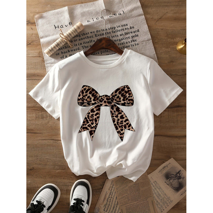 Dam T-shirt med Elegant Leopradtryck Slipsmotiv Mirla-Eva Jonsson