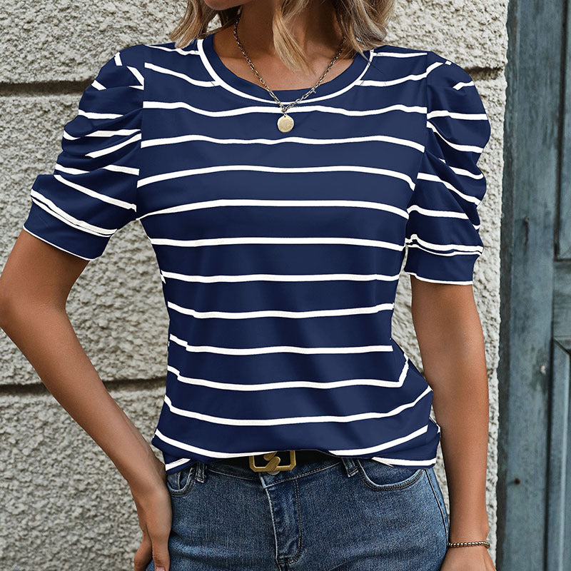 Dam T-shirt med dekorativa puffärmar och modernt randigt mönster Mirla-Eva Jonsson