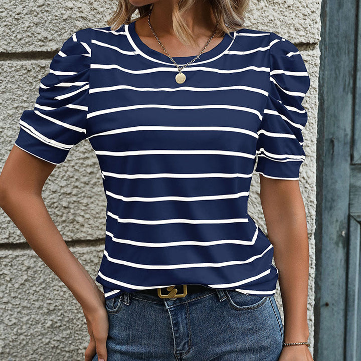 Dam T-shirt med dekorativa puffärmar och modernt randigt mönster Mirla-Eva Jonsson