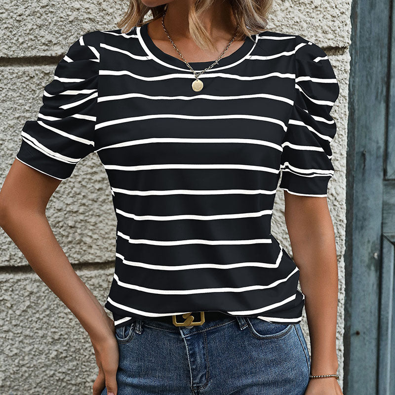 Dam T-shirt med dekorativa puffärmar och modernt randigt mönster Mirla-Eva Jonsson