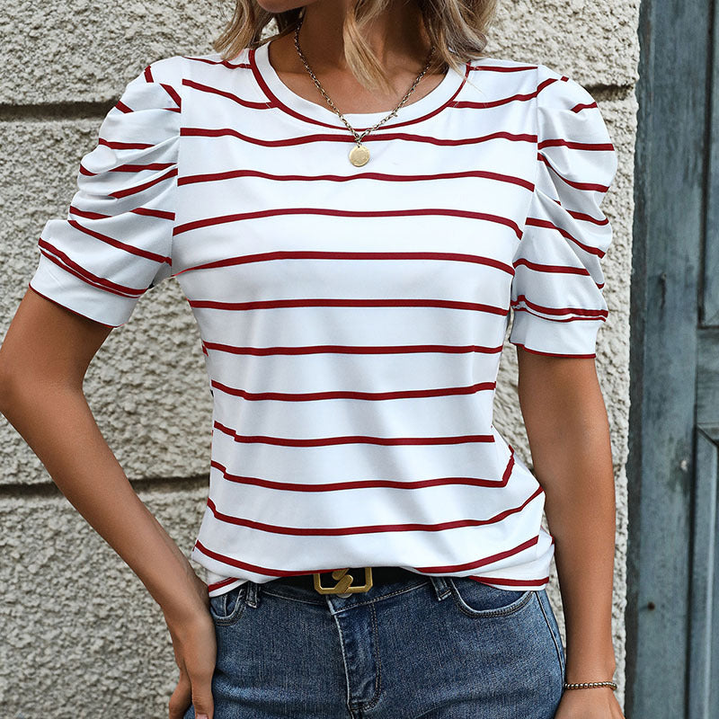 Dam T-shirt med dekorativa puffärmar och modernt randigt mönster Mirla-Eva Jonsson