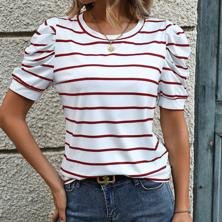 Dam T-shirt med dekorativa puffärmar och modernt randigt mönster Mirla-Eva Jonsson