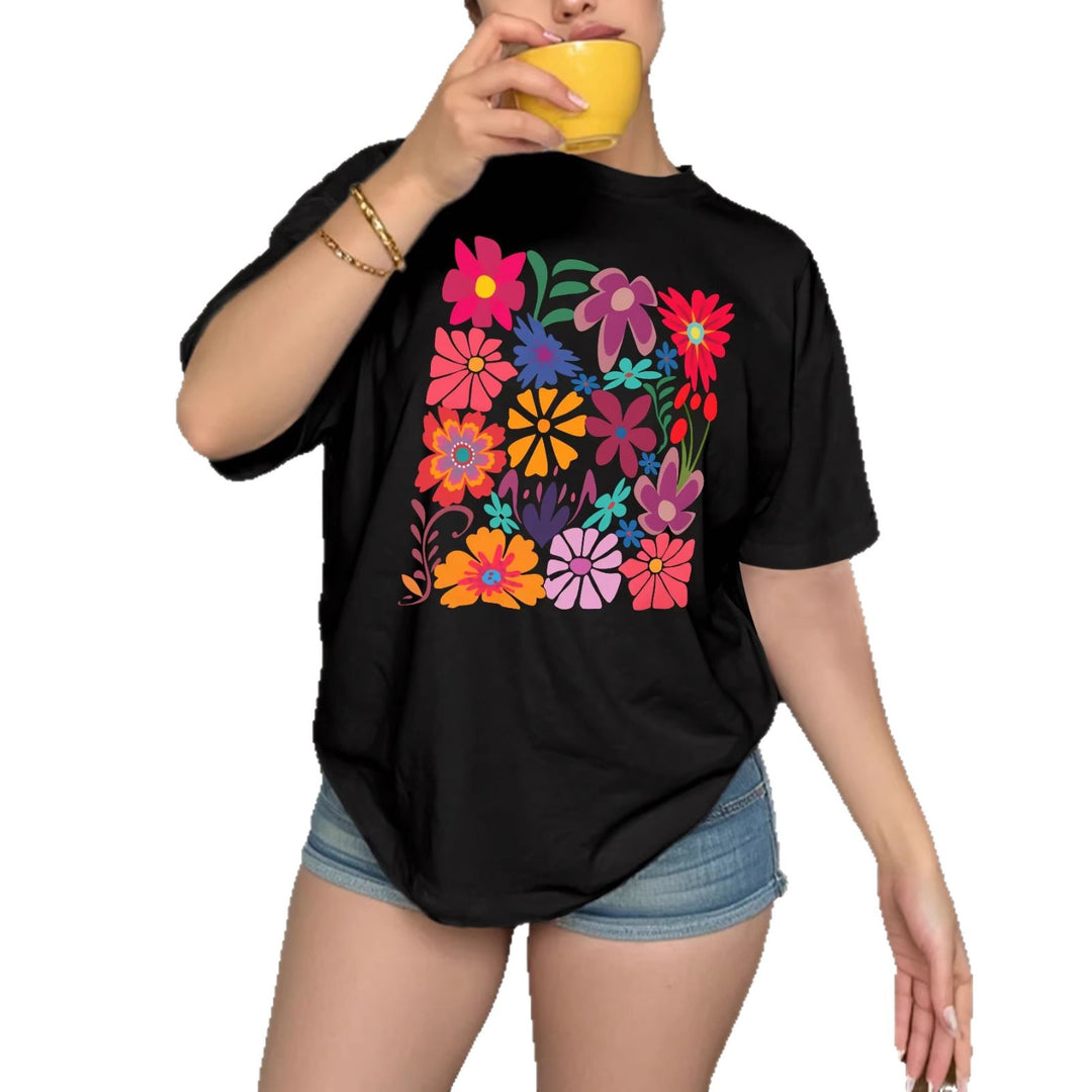 Dam T-shirt med färgg print av blommor Mirla-Eva Jonsson