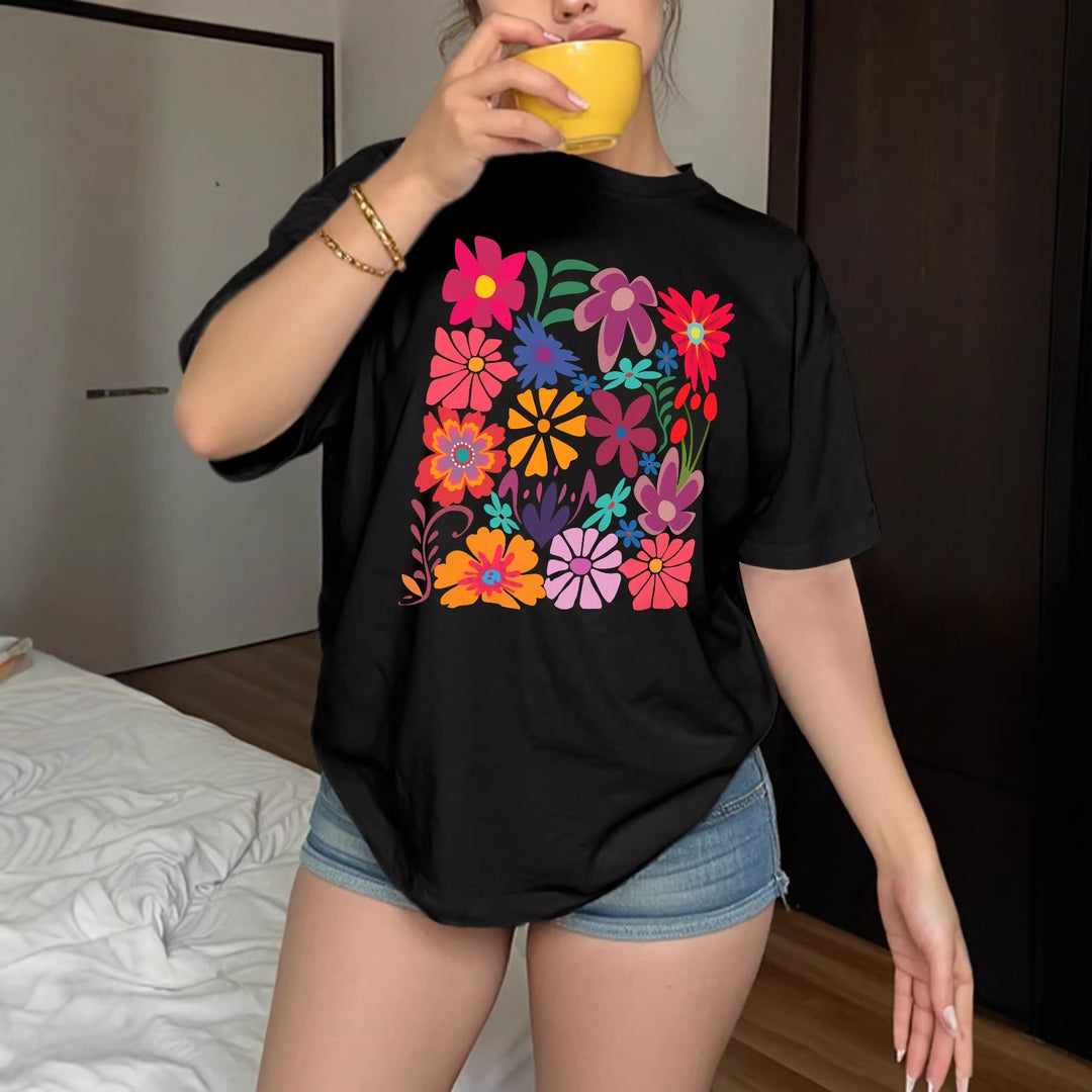 Dam T-shirt med färgg print av blommor Mirla-Eva Jonsson