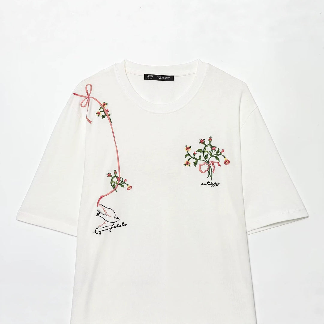 Dam T-shirt med fin broderi och unika tryck Mirla-Eva Jonsson