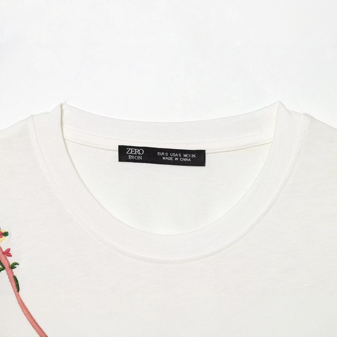 Dam T-shirt med fin broderi och unika tryck Mirla-Eva Jonsson