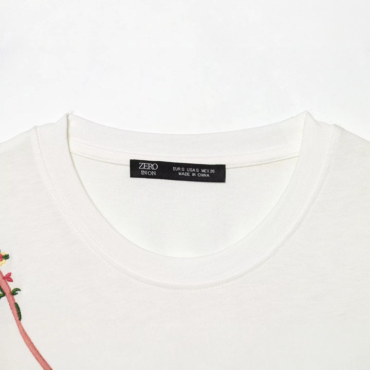 Dam T-shirt med fin broderi och unika tryck Mirla-Eva Jonsson