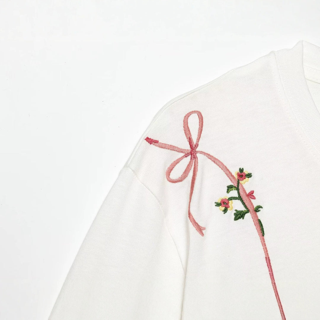 Dam T-shirt med fin broderi och unika tryck Mirla-Eva Jonsson