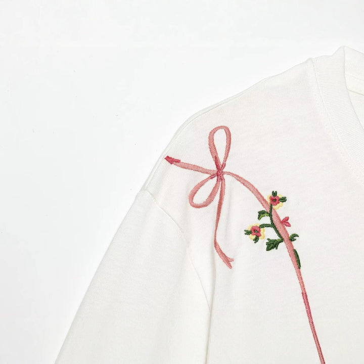 Dam T-shirt med fin broderi och unika tryck Mirla-Eva Jonsson