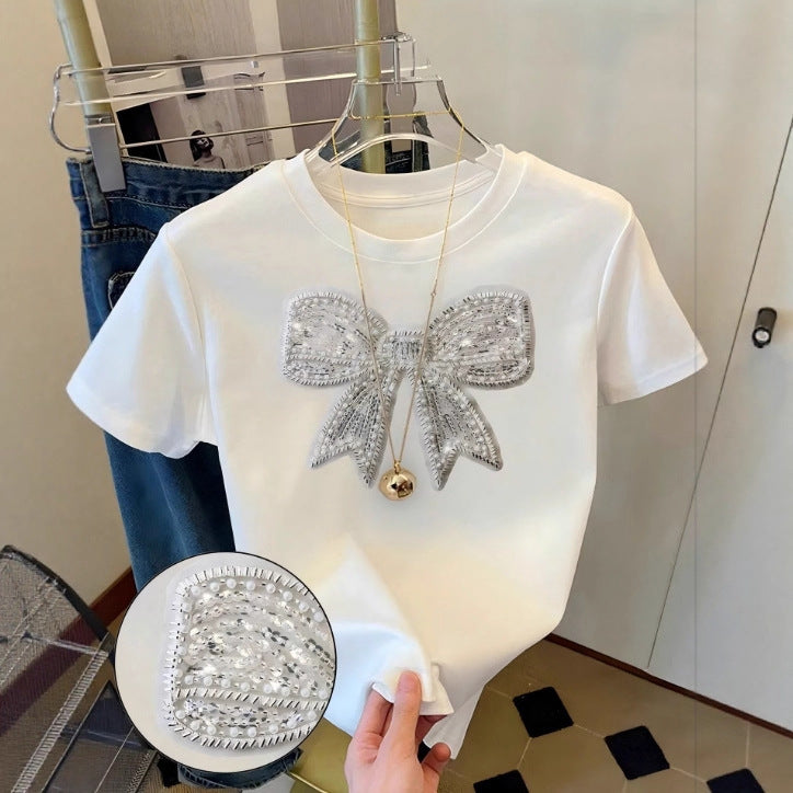 Dam T-shirt med glittrande rosettmotiv och fin broderiteknik Mirla-Eva Jonsson