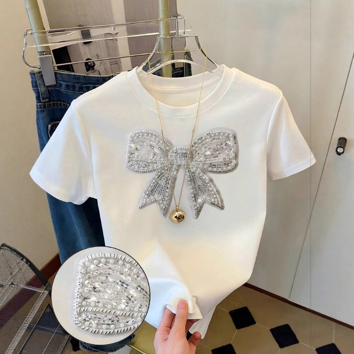 Dam T-shirt med glittrande rosettmotiv och fin broderiteknik Mirla-Eva Jonsson