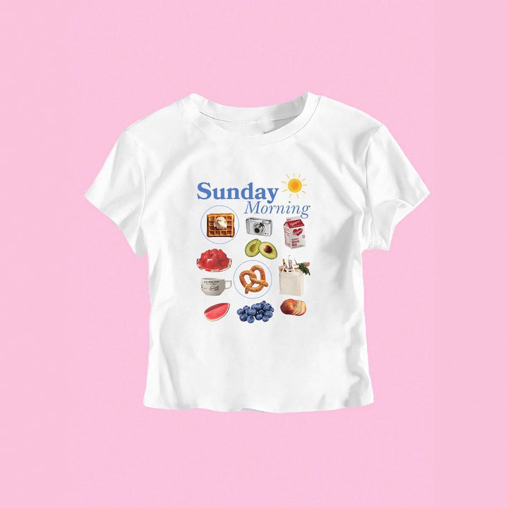 Dam T-shirt med kreativ frukostmotiv och modern text Mirla-Eva Jonsson