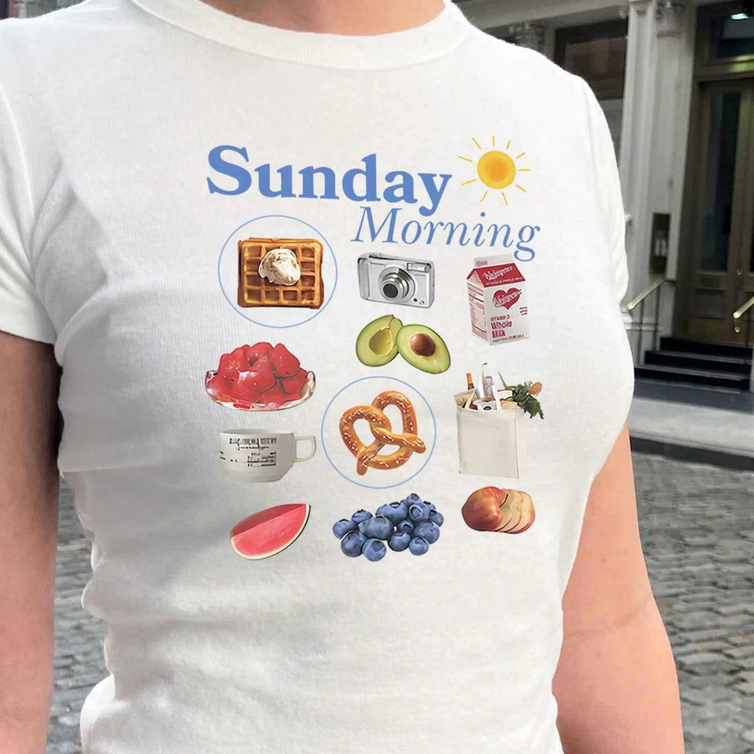 Dam T-shirt med kreativ frukostmotiv och modern text Mirla-Eva Jonsson