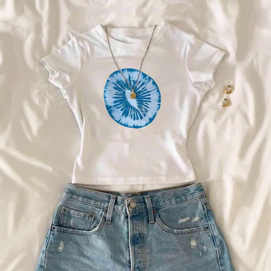 Dam T-shirt med kreativ grafisk design och urbant uttalande Mirla-Eva Jonsson