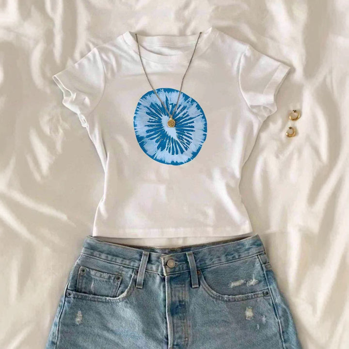 Dam T-shirt med kreativ grafisk design och urbant uttalande Mirla-Eva Jonsson