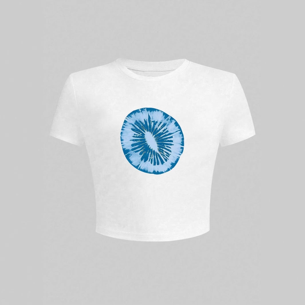 Dam T-shirt med kreativ grafisk design och urbant uttalande Mirla-Eva Jonsson