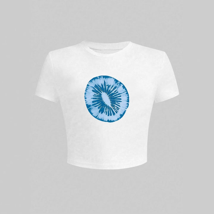 Dam T-shirt med kreativ grafisk design och urbant uttalande Mirla-Eva Jonsson
