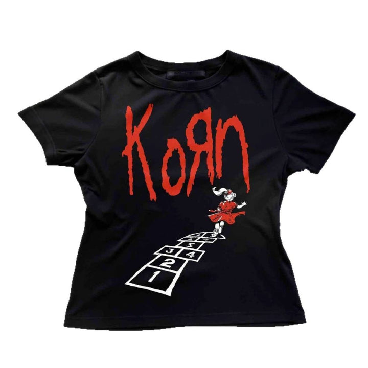 Dam T-shirt med kreativ grafisk design och urbant uttalande Mirla-Eva Jonsson