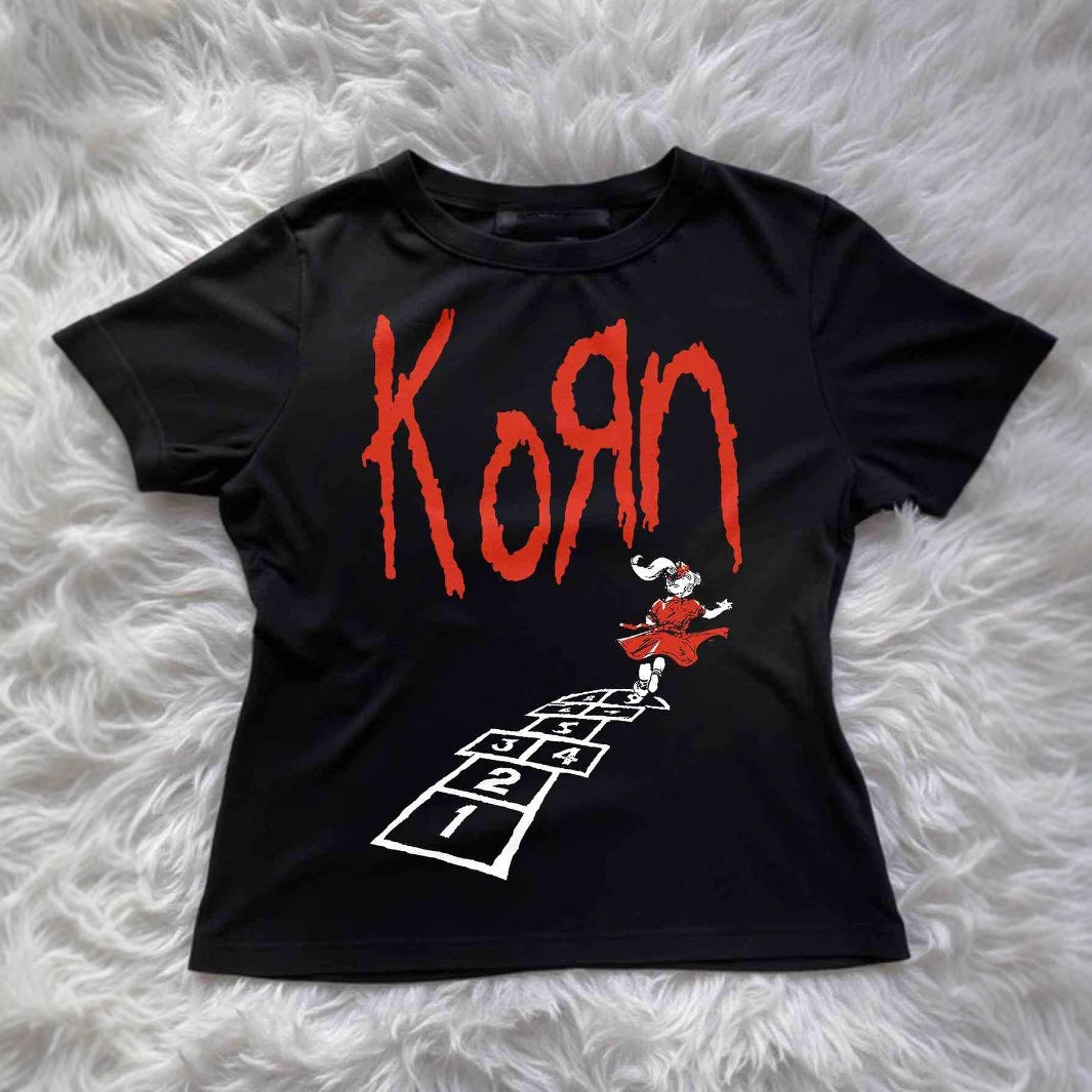 Dam T-shirt med kreativ grafisk design och urbant uttalande Mirla-Eva Jonsson