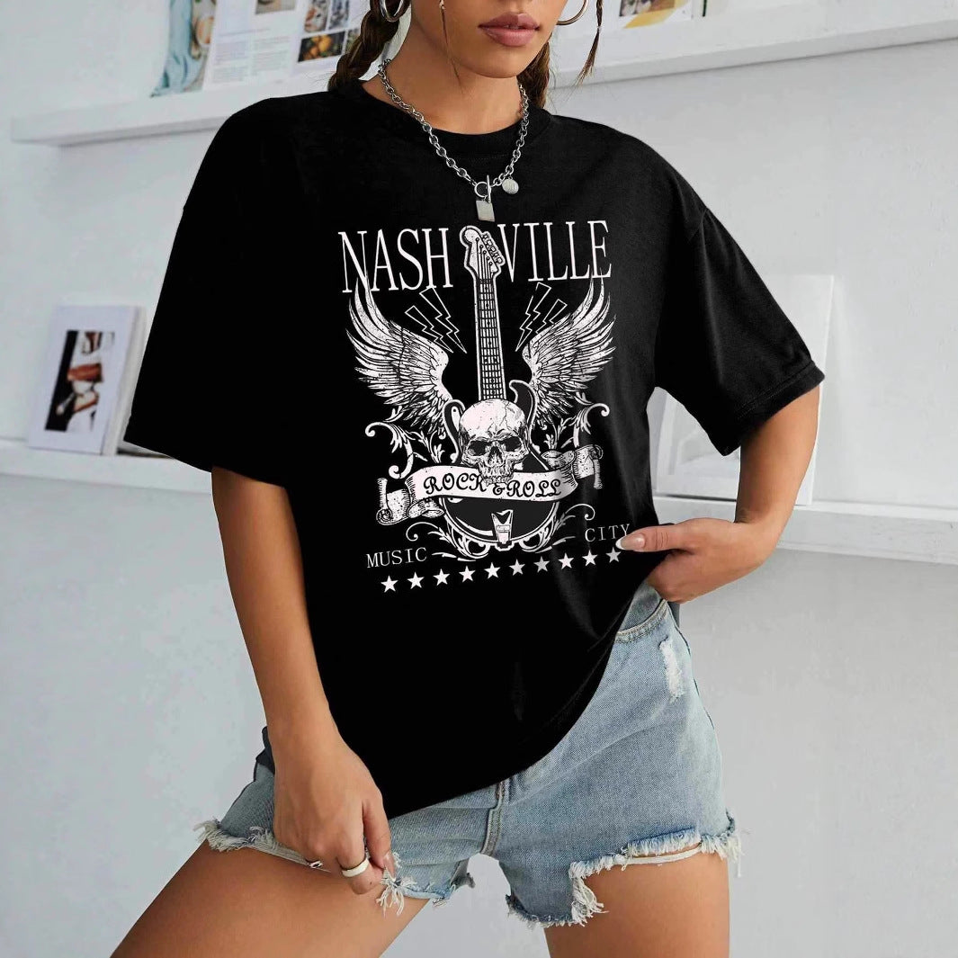 Dam T-shirt med kreativ text i modern graffiti-stil Mirla-Eva Jonsson