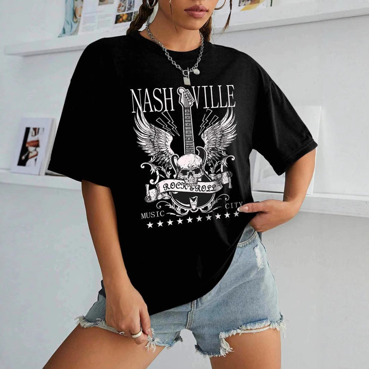 Dam T-shirt med kreativ text i modern graffiti-stil Mirla-Eva Jonsson