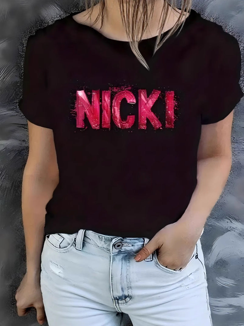Dam T-shirt med kreativ text i modern graffiti-stil Mirla-Eva Jonsson