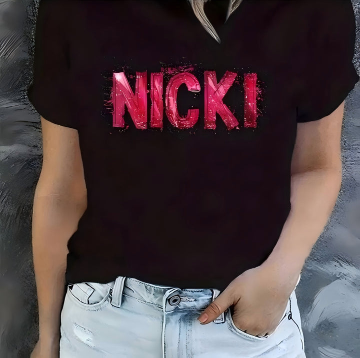 Dam T-shirt med kreativ text i modern graffiti-stil Mirla-Eva Jonsson