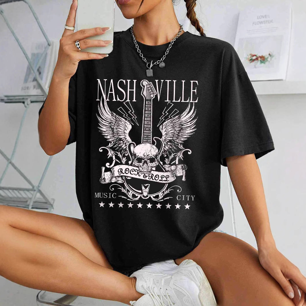 Dam T-shirt med kreativ text i modern graffiti-stil Mirla-Eva Jonsson