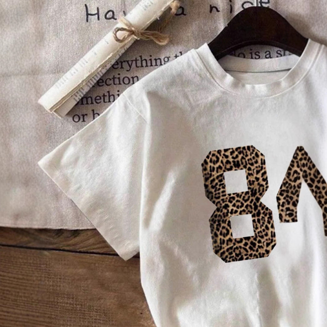 Dam T-shirt med kreativ text i modern graffiti-stil Mirla-Eva Jonsson