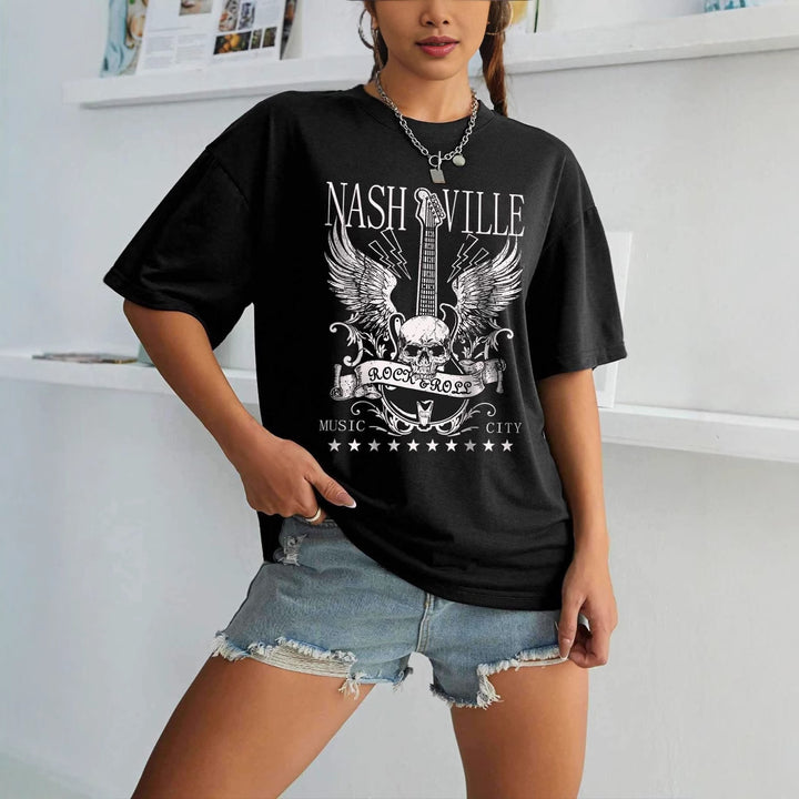 Dam T-shirt med kreativ text i modern graffiti-stil Mirla-Eva Jonsson
