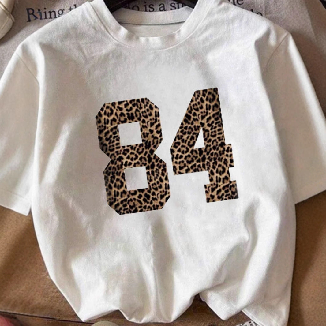 Dam T-shirt med kreativ text i modern graffiti-stil Mirla-Eva Jonsson