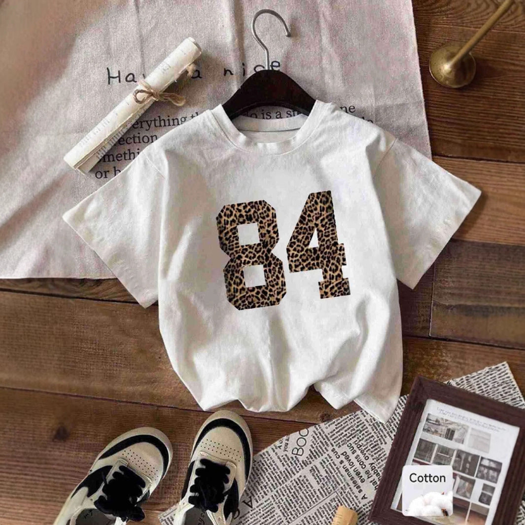 Dam T-shirt med kreativ text i modern graffiti-stil Mirla-Eva Jonsson