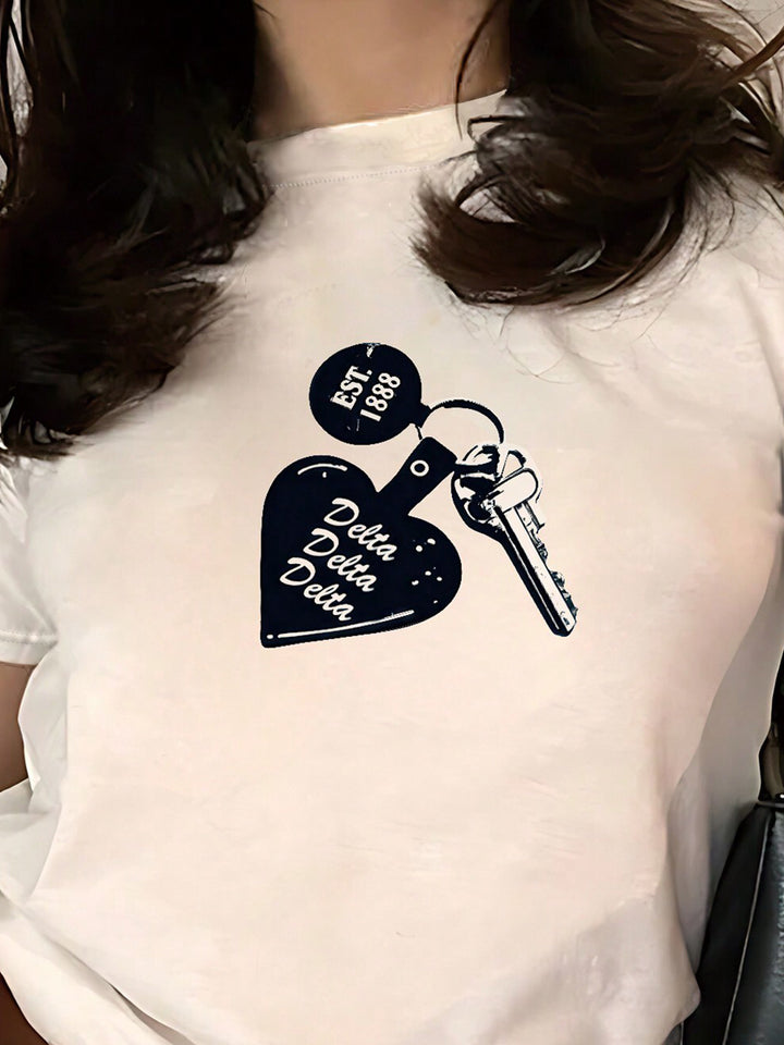 Dam T-shirt med kreativt nyckelhjärta-motiv och modern tryck Mirla-Eva Jonsson