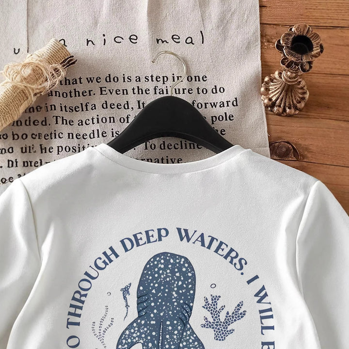 Dam T-shirt med kreativt valmotiv och konstnärligt hajmotiv Mirla-Eva Jonsson