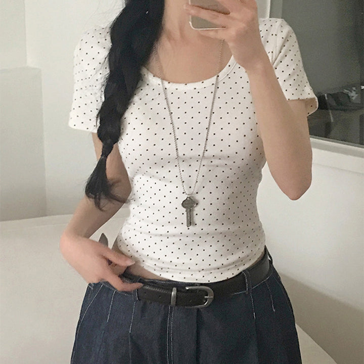 Dam T-shirt med modernt punktmönster och figurnära passform Mirla-Eva Jonsson