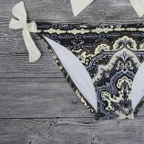 Dam Triangel-Bikini med lekfullt knytdesign och eleganta pärlor Mirla-Eva Jonsson