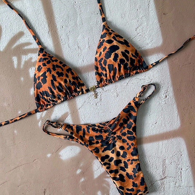 Dam Triangel-Bikini med modernt leopardmönster och gyllene accenter Mirla-Eva Jonsson