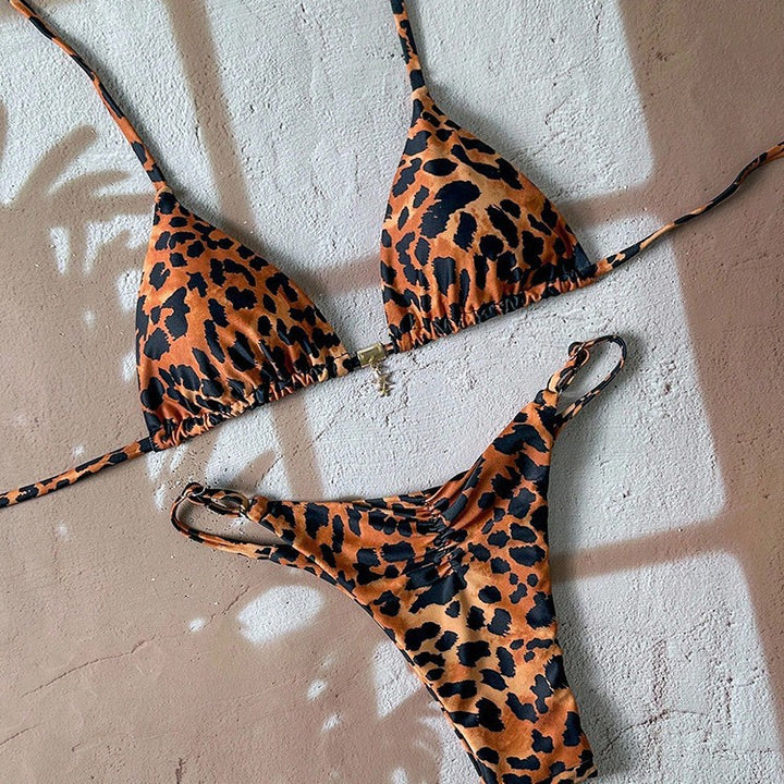 Dam Triangel-Bikini med modernt leopardmönster och gyllene accenter Mirla-Eva Jonsson