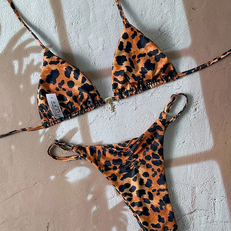 Dam Triangel-Bikini med stiligt leopardmönster och lekfull dekoration Mirla-Eva Jonsson