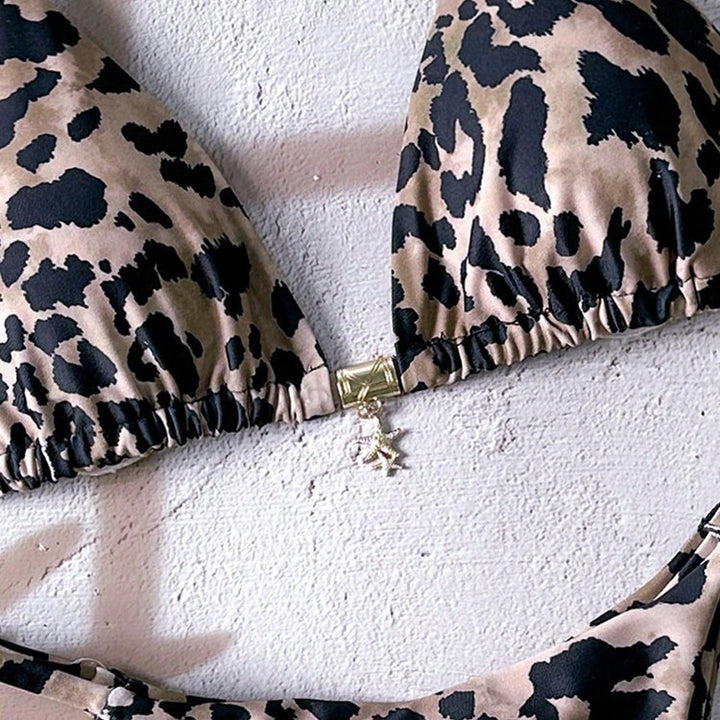 Dam Triangel-Bikini med stiligt leopardmönster och lekfull dekoration Mirla-Eva Jonsson
