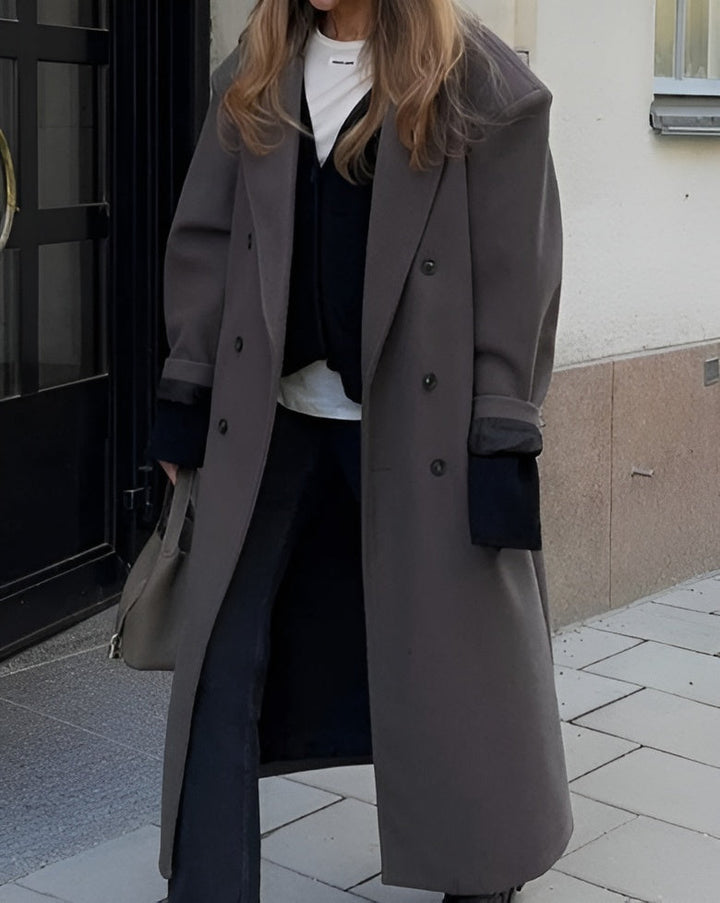 Dam Vävd Trenchcoat med Lång Design & Slagkrage | Mirla-Eva Jonsson
