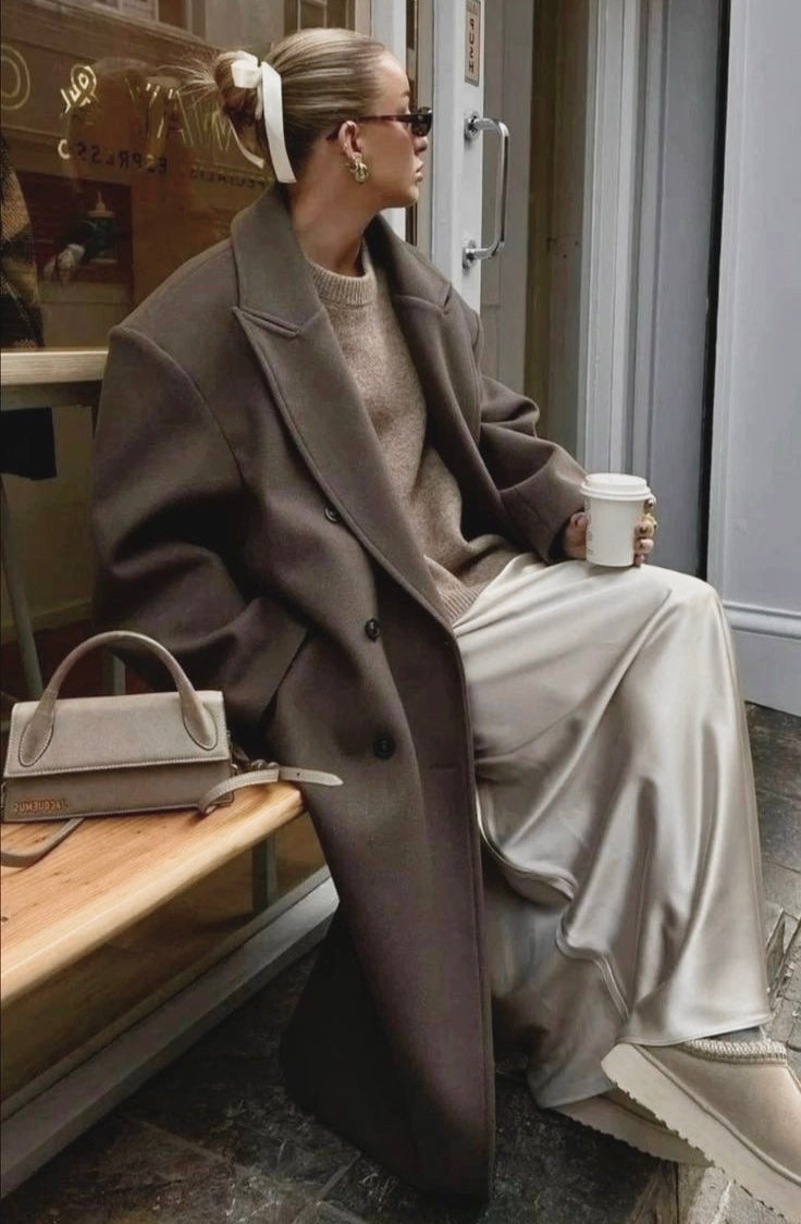 Dam Vävd Trenchcoat med Lång Design & Slagkrage | Mirla-Eva Jonsson